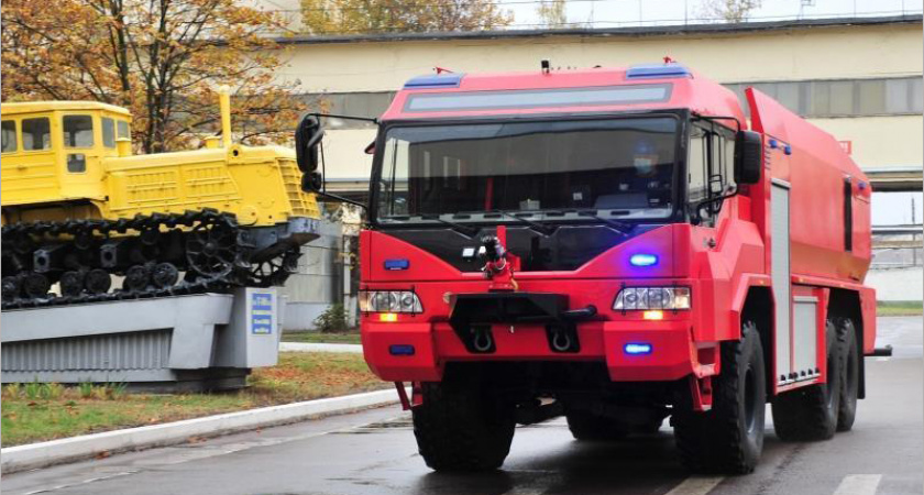 Брянский автозавод презентовал новую машину — аэродромный пожарный автомобиль