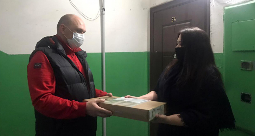 Многодетной семье из Клинцов вручён ноутбук от депутатов облдумы