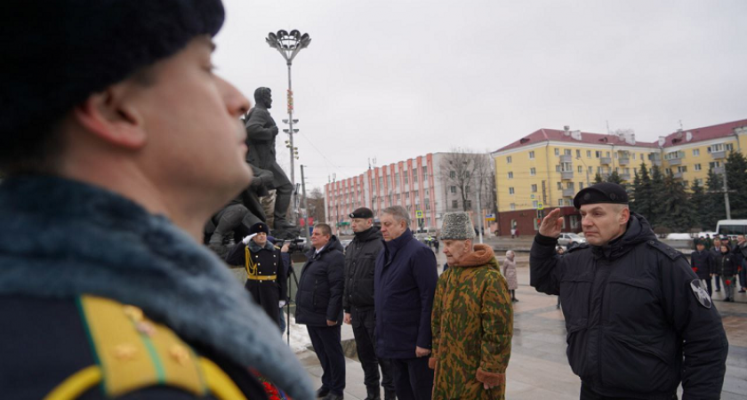 Брянский губернатор возглавил возложение цветов и венков в День защитника Отечества