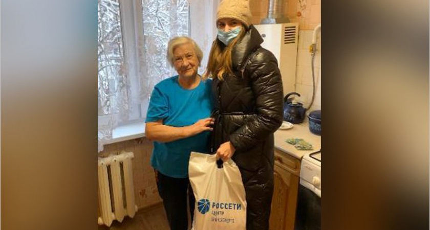 Волонтёры «Брянскэнерго» помогают ветеранам отрасли и поздравляют их с Днём энергетика