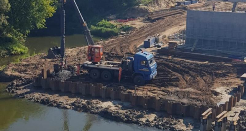 Строители моста через Болву в Фокино приступили к строительству русловых опор
