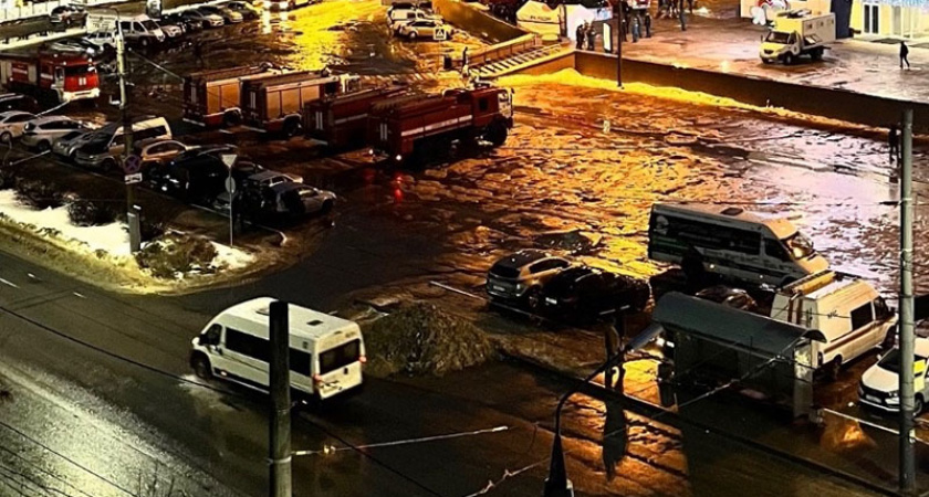 Брянские пожарные тушат ТРЦ «БУМ Сити». Условно