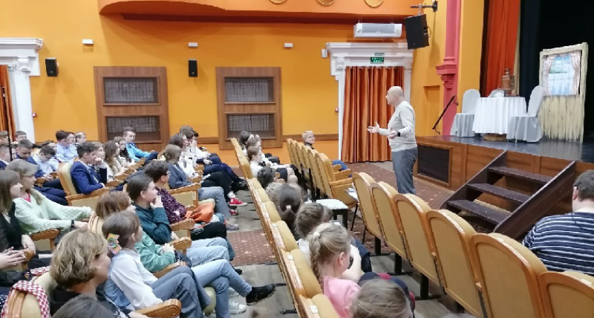 Режиссёр Давид Бурман дал открытую репетицию «Бесприданницы» в Брянском театре кукол