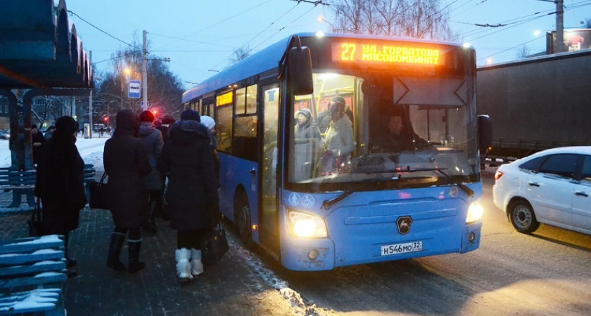 Количество автобусов на девяти городских маршрутах Брянска с 1 января будет сокращено примерно на четверть на весь год