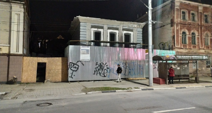 Строительство кафе в псевдоуездном стиле на Набережной в Брянске близится к завершению