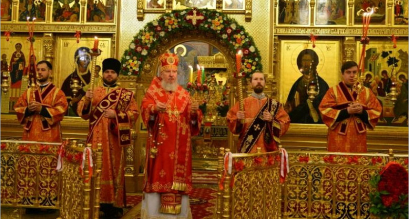 По храмам Брянской епархии разошёлся Благодатный огонь