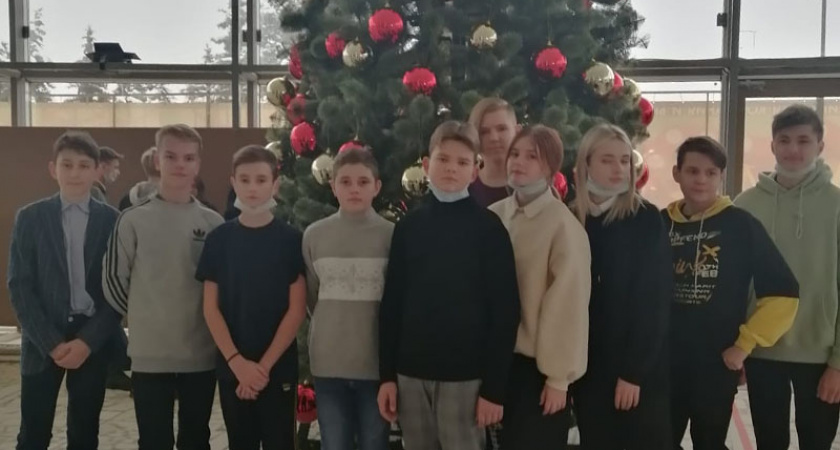 Ёлку в брянском цирке украсили трудные подростки и «юные стражи порядка»