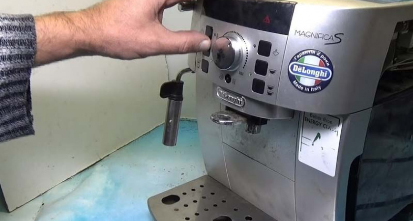 Рецидивист из Брянска уволок с заправки кофемашину — продать первому встречному