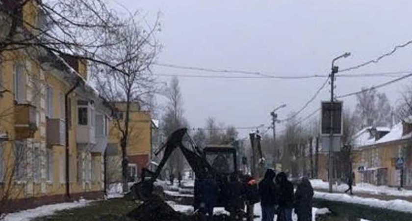 Российский январский тренд на коммунальные аварии в Брянске: коммунальщики срочно ремонтируют теплотрассу в Белых Берегах