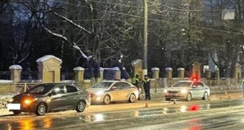 ДТП в Брянске: молодой человек, перебегая дорогу около кладбища, попал под две машины