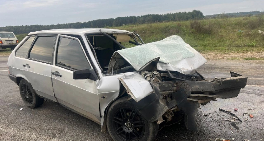 «Девятка» въехала в трактор под Жуковкой. Водитель в больнице