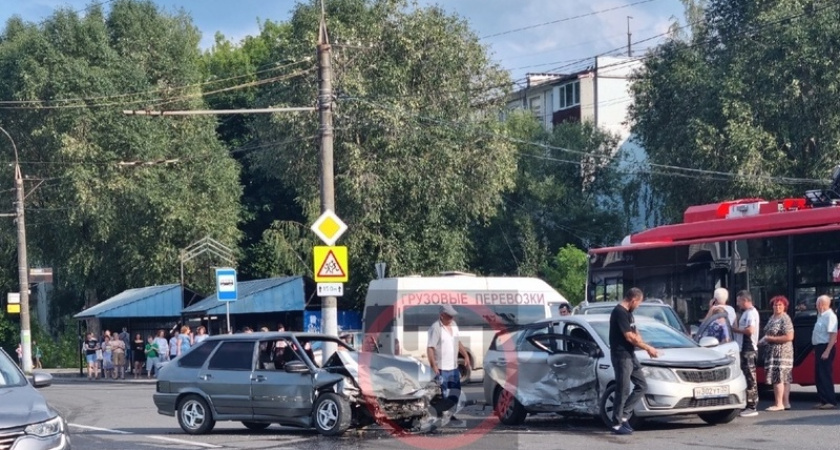 Три машины сошлось в «замесе» в 10-м микрорайоне Брянска. Досталось водителю ВАЗа