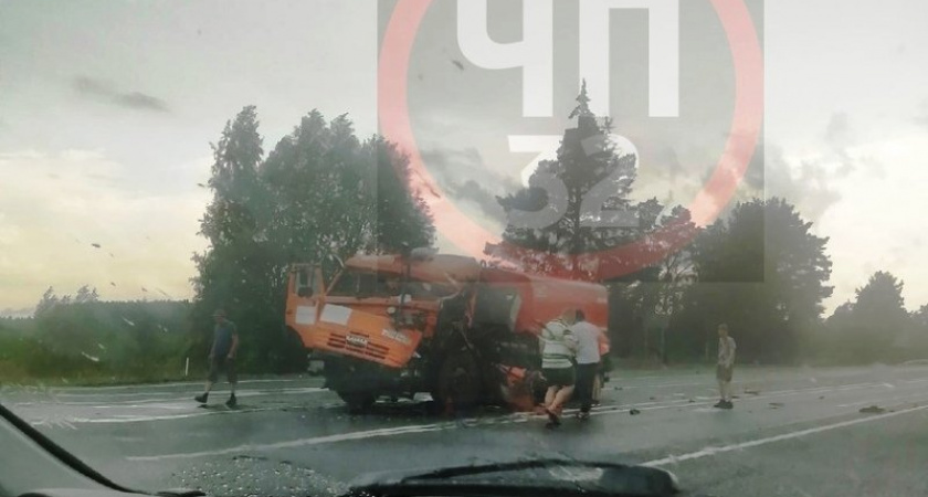 У поворота на «Мираторг» на трассе «Брянск-Новозыбков» большегруз протаранил КамАЗ
