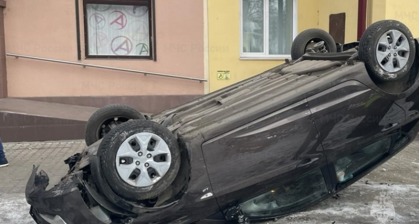 В Бежице на перекрёстке легковое авто вылетело на тротуар и перевернулось