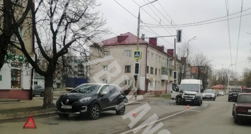 Маршрутка врезалась в кроссовер в Брянске около ТЦ «Космос»