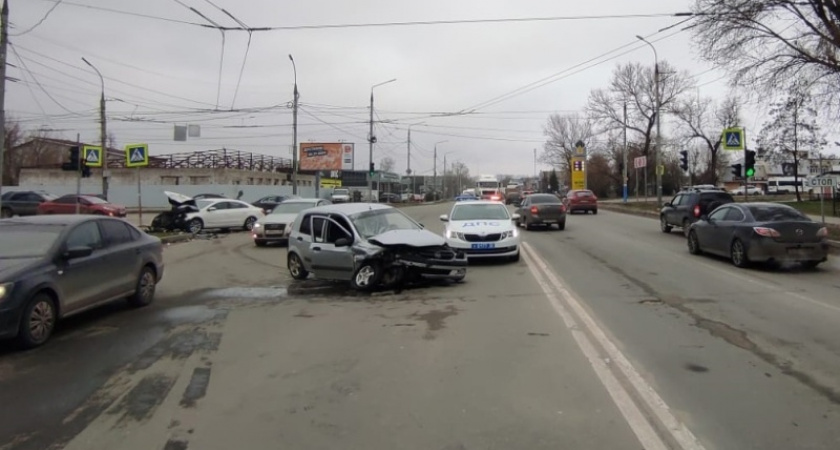 Авария на перекрёстке в Бежице отправила лечиться двоих водителей легковушек