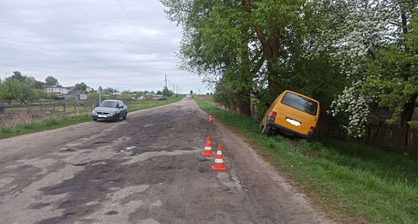 На дятьковской трассе водитель угодил на машине в кювет, ранен его 11-летний сын