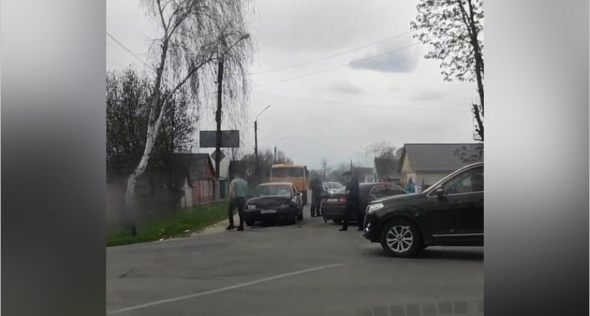 На перекрёстке в Новозыбкове столкнулись три авто. В больнице оказался девятилетний школьник
