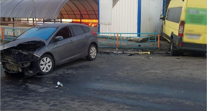На перекрёстке у брянского автовокзала не разъехались маршрутка и Ford Focus