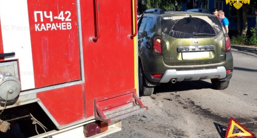 В столкновении двух легковушек в Карачеве пострадали три человека