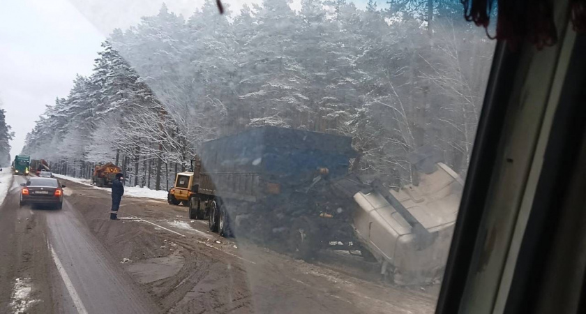 Жёсткое столкновение двух фур на объездной под Брянском: одна в кювете, у второй оторвана кабина