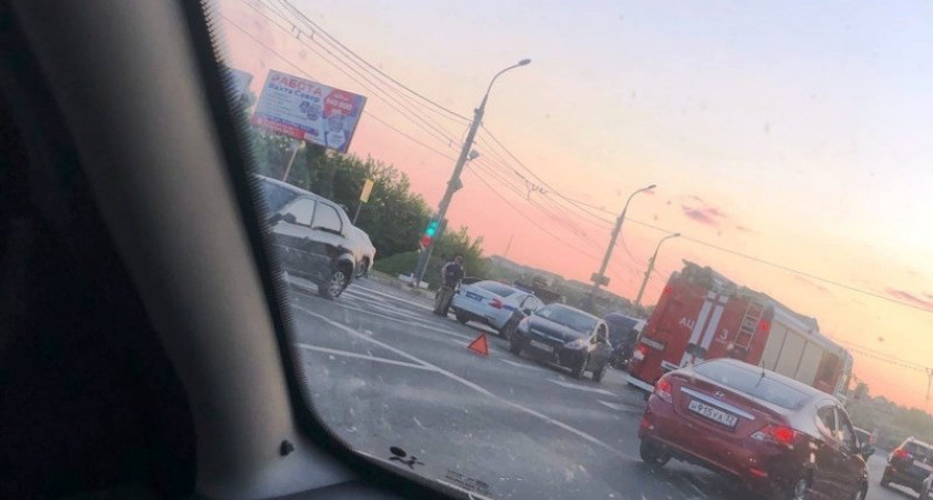 В Брянске маршрутка наехала на легковушку. Пострадали три человека