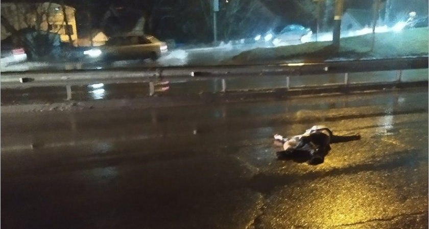 Ночью в Брянске пешеход попал под колёса легковушки