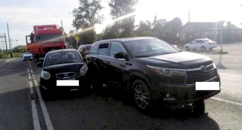 ДТП в Брянске: большегруз едва не раздавил малолитражку