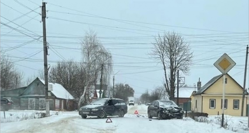 В Новозыбкове в частном секторе не разъехались две легковушки, травмирован один из водителей