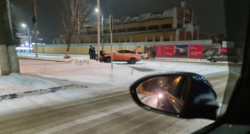 В Бежице не разъехались два кроссовера, один из них улетел в столб. Жертв нет
