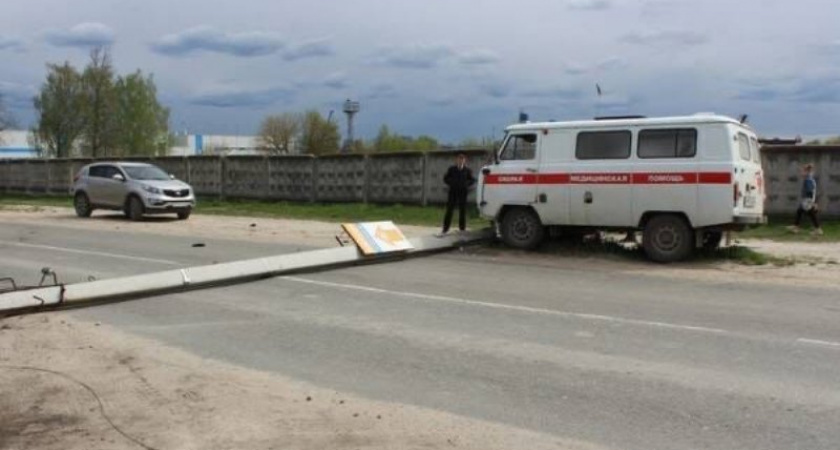 В брянском райцентре Дятьково упал столб линии электропередачи
