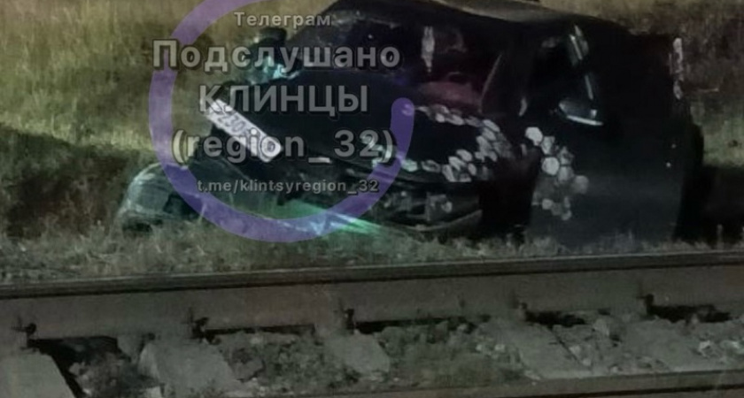 ДТП в Клинцах: на переезде легковая машина попала под поезд
