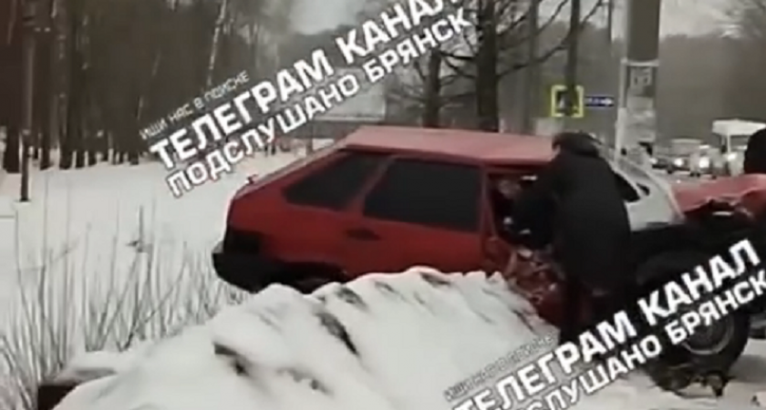 ДТП в пригороде Брянска: дорожная полиция ищет водителя, скрывшегося с места аварии