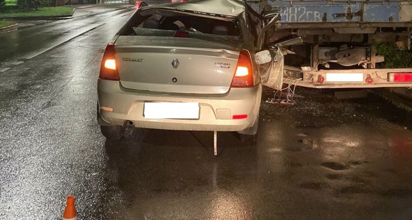 Водитель в Брянске въехал в стоящий большегруз и попал в больницу с переломом позвоночника