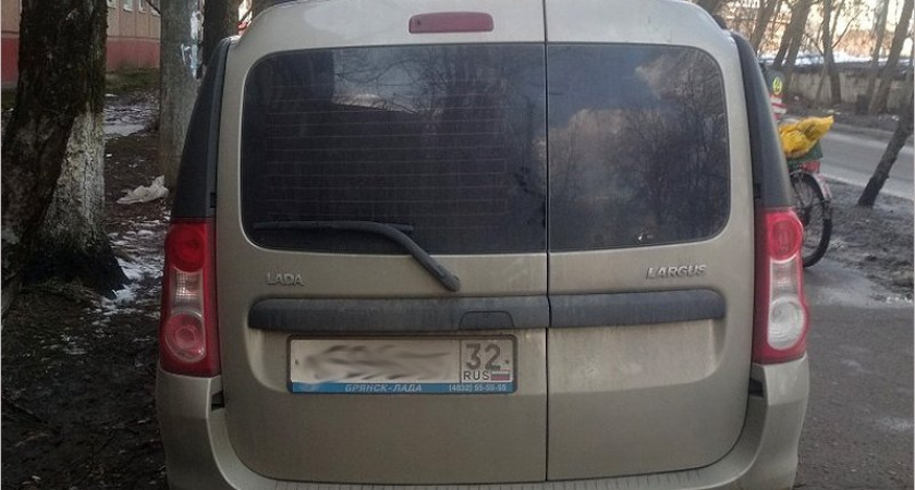 В Брянске водитель Lada Largus тяжело травмировал женщину на тротуаре