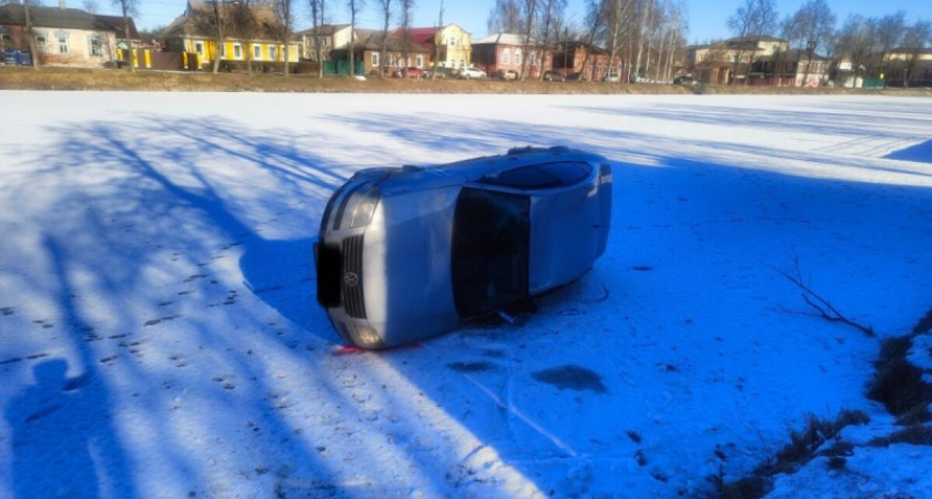 Новозыбковский водитель улетел на своём Volkswagen прямо в городское озеро