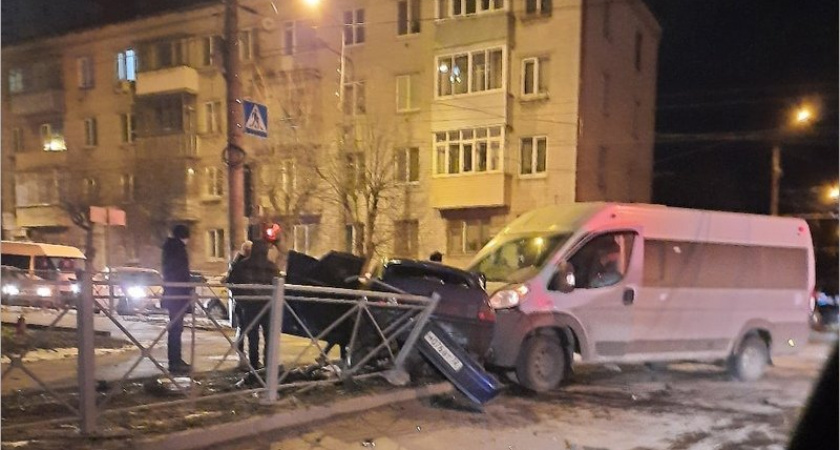 В полуночной аварии в центре Брянска тяжёлые травмы получила 19-летняя девушка