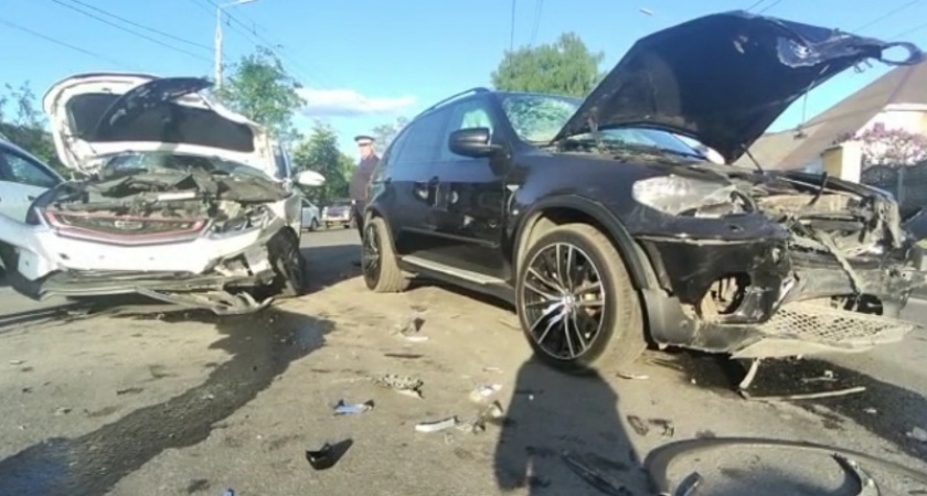 Две машины разбились на Городищенском повороте в Брянске. Водители слегка ушиблись