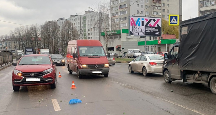 ДТП в Брянске: машина сбила женщину на переходе, у пострадавшей переломы костей таза и позвоночника