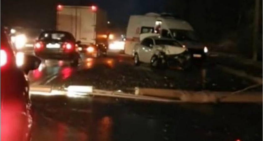 В Брянске машина сшибла столб на улице Флотской. Фонарь на столбе продолжал светить