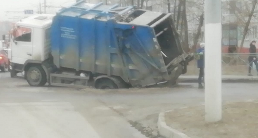 Брянские дорожники залатали провал, едва не поглотивший мусоровоз