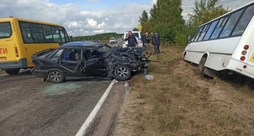 Под Клинцами в ДТП попал пассажирский автобус