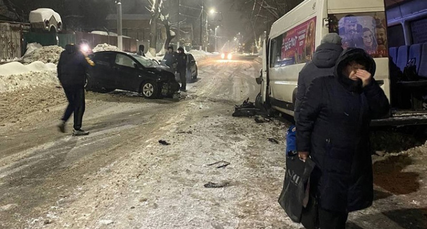 ДТП с маршруткой в Брянске: две пассажирки микроавтобуса попали в больницу