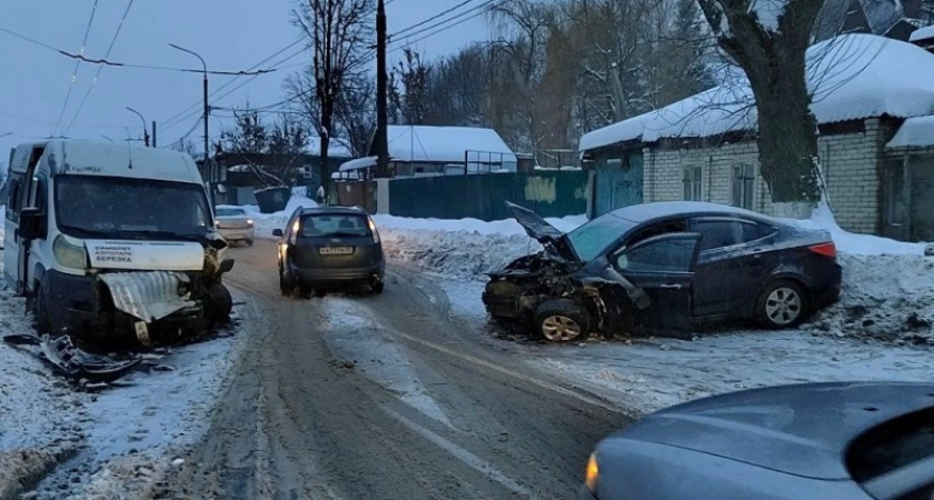 ДТП с маршруткой в Брянске: пьяный водитель легковушки протаранил микроавтобус с пассажирами