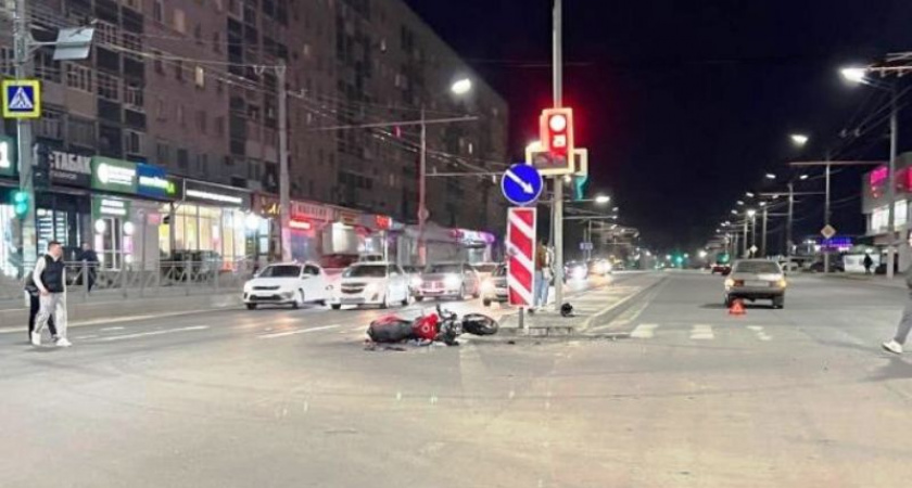 Две отечественных легковушки едва не убили мотоциклиста на улице Брянска