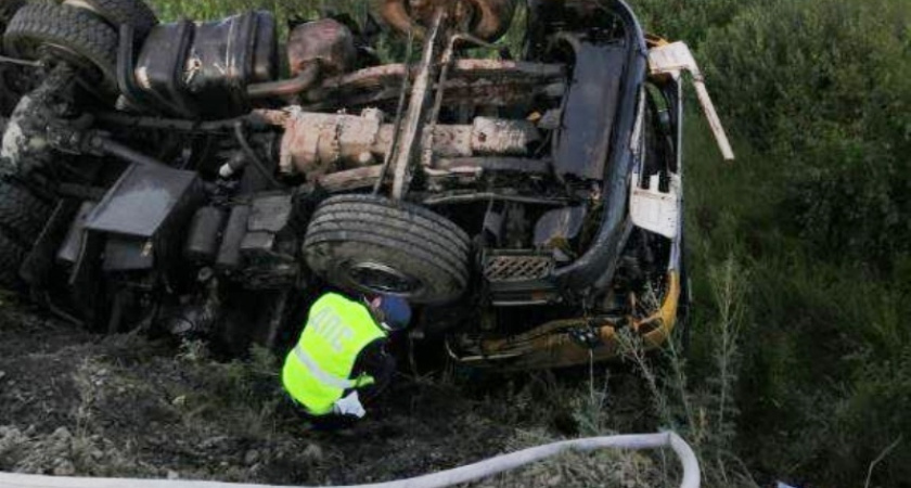 Молоковоз столкнулся с поездом под Комаричами. Водитель грузовика в реанимации