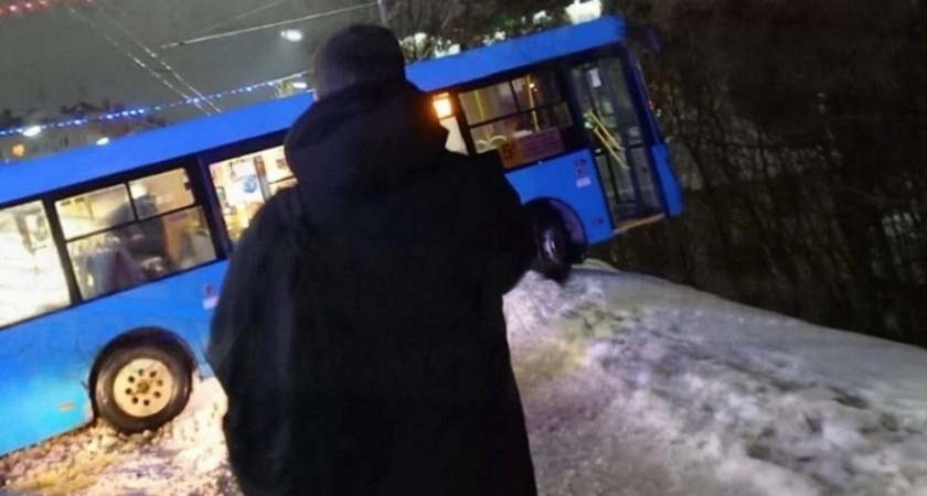ДТП в Брянске: автобус едва не улетел в овраг Нижний Судок
