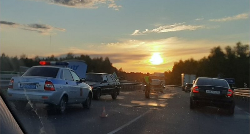На Свенской развязке под Брянском «опель» догнал «пятнадцатую»