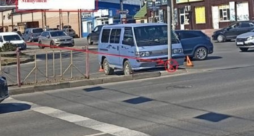 ДТП в Брянске: «бусик» протаранил светофор