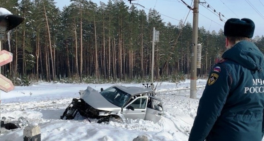 На железнодорожном переезде под Брянском авто протаранило электричку. Есть жертвы